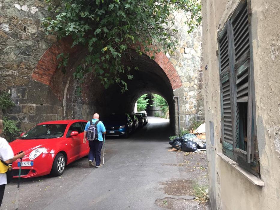 2 Si oltrepassa un sottopassaggio...