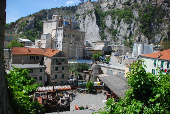 Via Chiaravagna, sotto al Monte Gazzo: cava e fornaci per la cottura della calce; al centro della foto una antica fornace risalente al ‘600