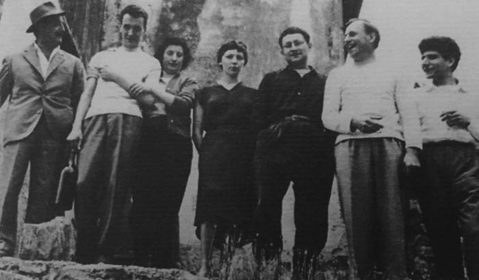 I fondatori dell'Internazionale situazionista a Cosio di Arroscia, nell'aprile del 1957. Da sinistra a destra: Pinot Gallizio, Piero Simondo, Elena Verrone, Michèle Bernstein, Guy Debord, Asger Jorn e Walter Olmo