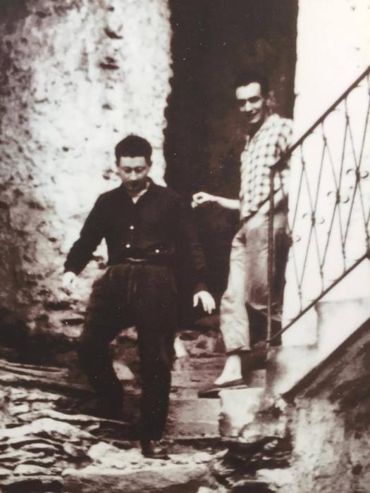 Guy Debord e Piero Simondo mentre scendono una scaletta del paese