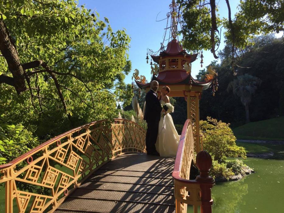 Due sposi pegliesi in posa sul ponte cinese