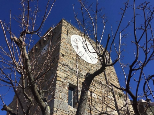 La Torre tra gli alberi in attesa della primavera
