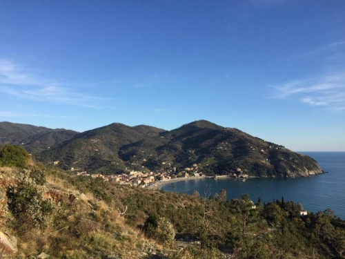 Panorama di Levanto, scendendo sul sentiero sconnesso