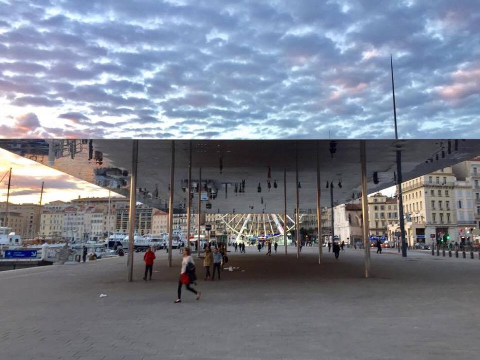 L'installazione di Norman Foster davanti al Porto Vecchio di Marsiglia
