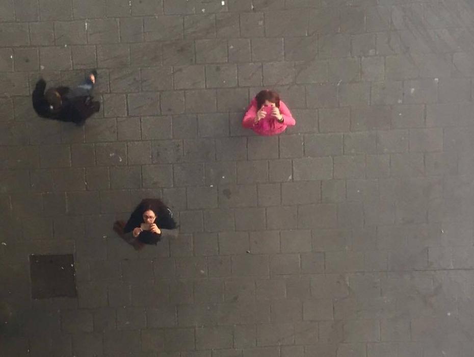 Cerco di fotografarmi sotto l'installazione