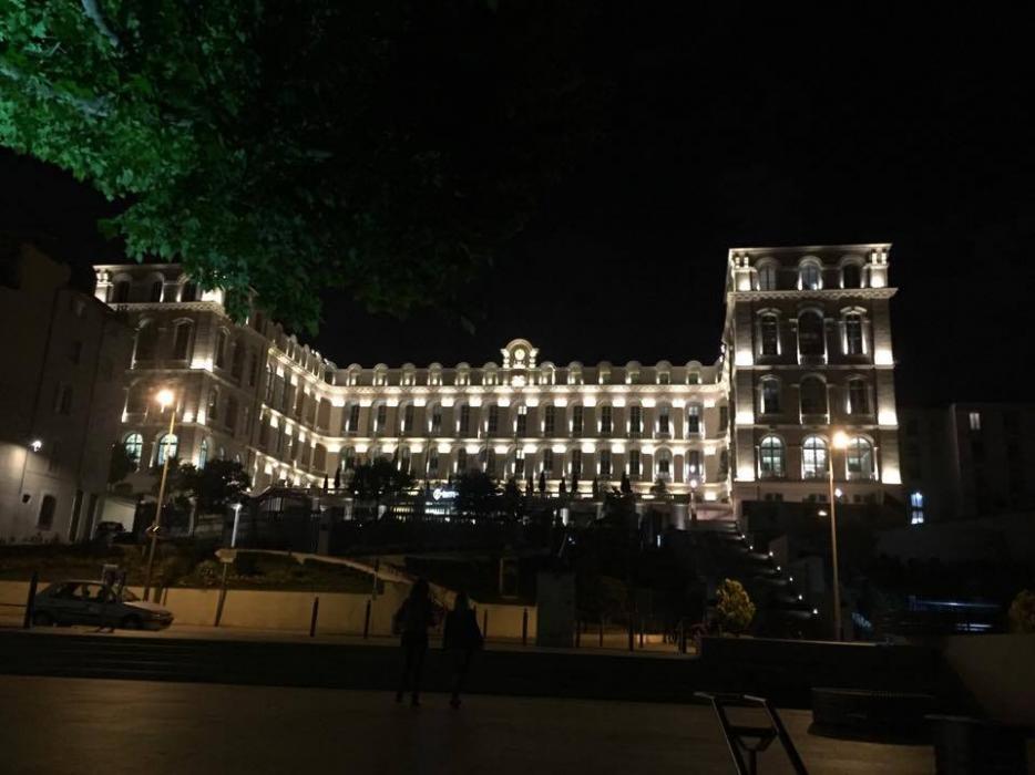 L'hotel Intercontinental di Marsiglia, di notte