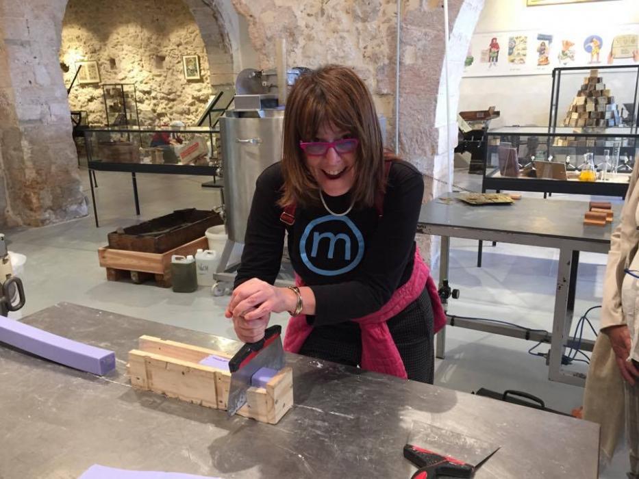Laura Guglielmi taglia il sapone di Marsiglia