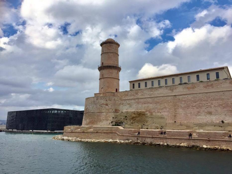 Giro in battello, si esce dal porto passando davanti a Fort Saint Jean