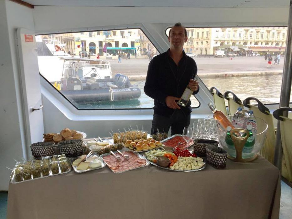 Al ritorno ci offrono un gustoso aperitivo a bordo