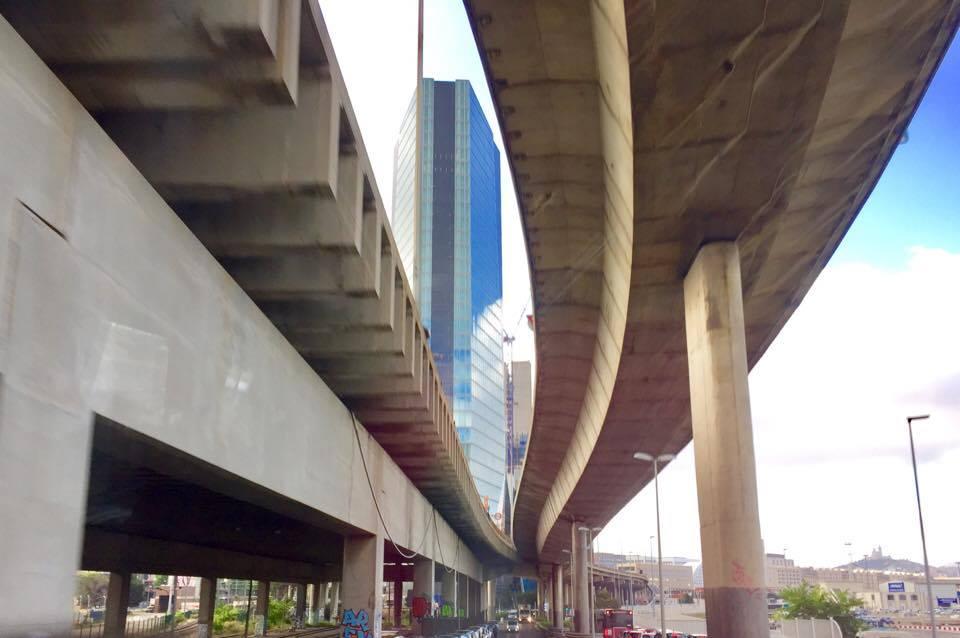 Il grattacielo di Zaha Hadid, che spunta tra le corsie della sopraelevata