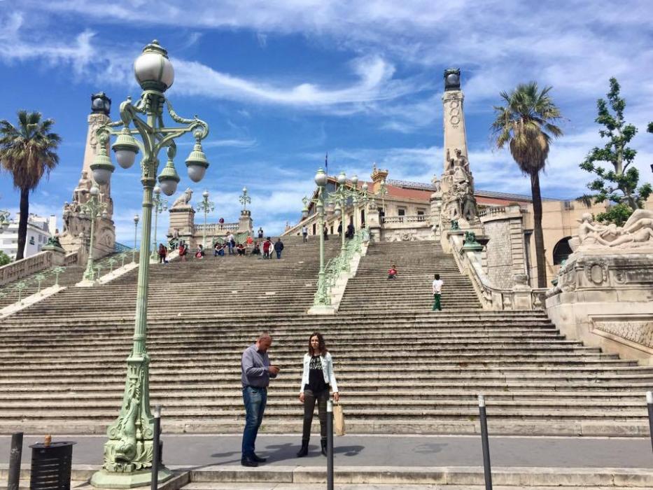 Di nuovo alla stazione. La splendida scalinata vista dal basso. Si parte!