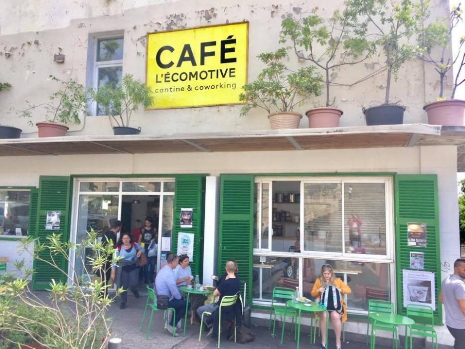 C'è un po' da aspettare e allora ci fermiamo a questo simpatico café vegetariano, prima della scalinata