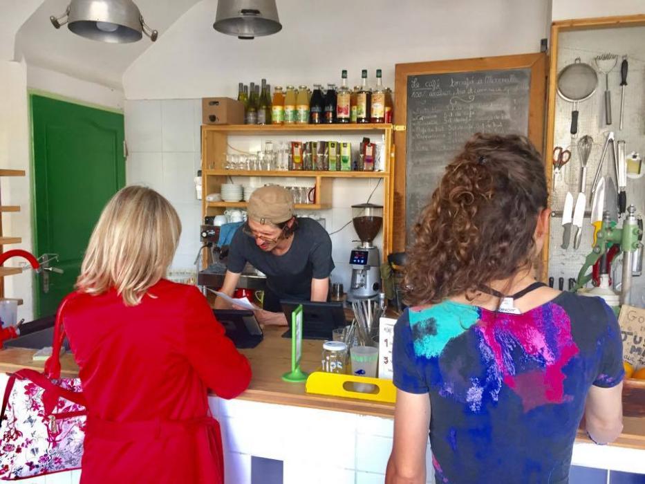 Il simpatico ragazzo italiano che lavora al café