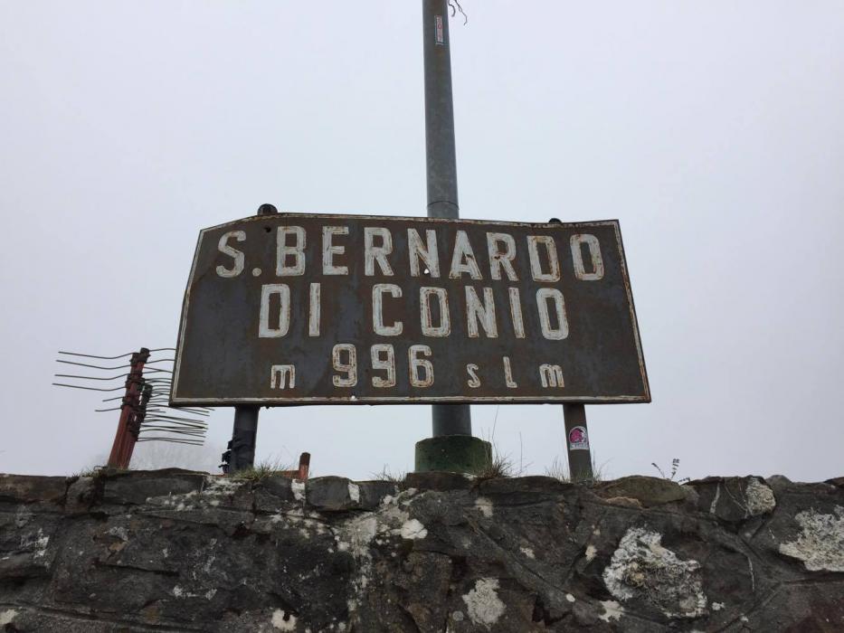 Un cartello malandato, da qui si parte