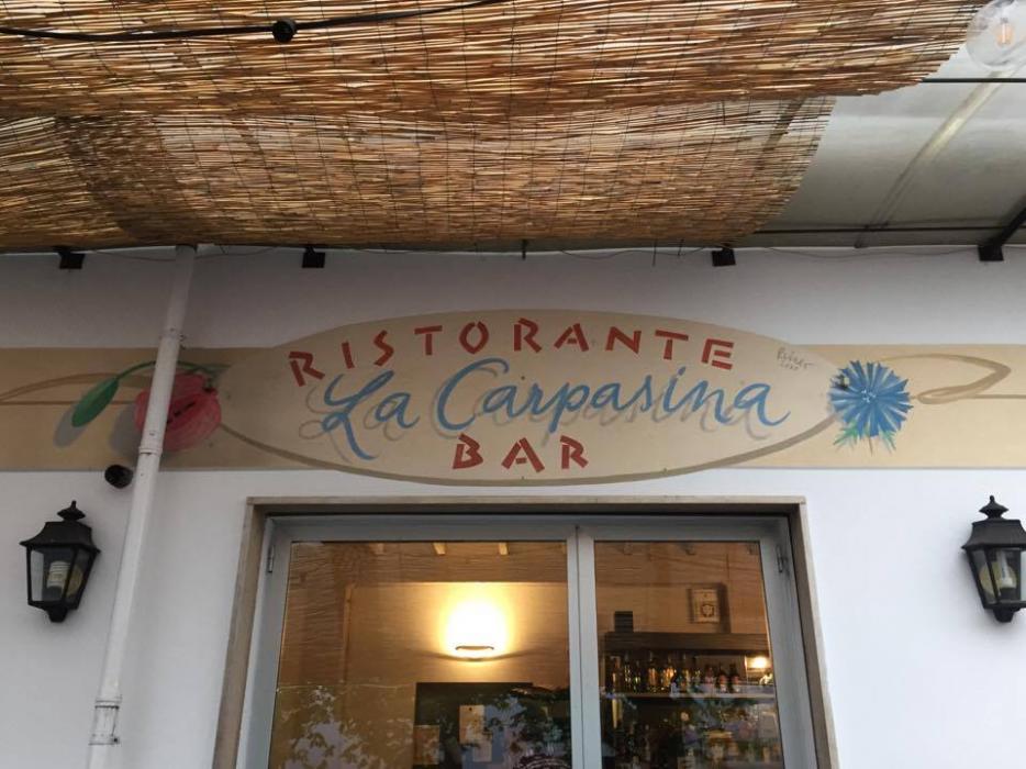 Scendendo in auto da san Bernardo di Conio ci fermiamo a Carpasio, al bar ristorante La Carpasina. Patrizia Natta, la proprietaria, mi racconta che suo papà aveva le bestie vicino all'accampamento partigiano e che è stato lui ad avvisare i partigiani che c'erano tedeschi dappertutto.