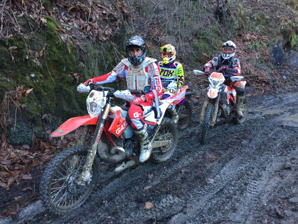 Motociclisti sul sentiero