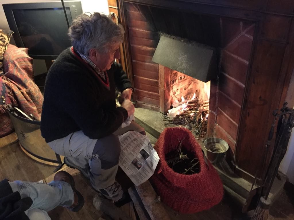 Enrico che accende il fuoco nel caminetto.