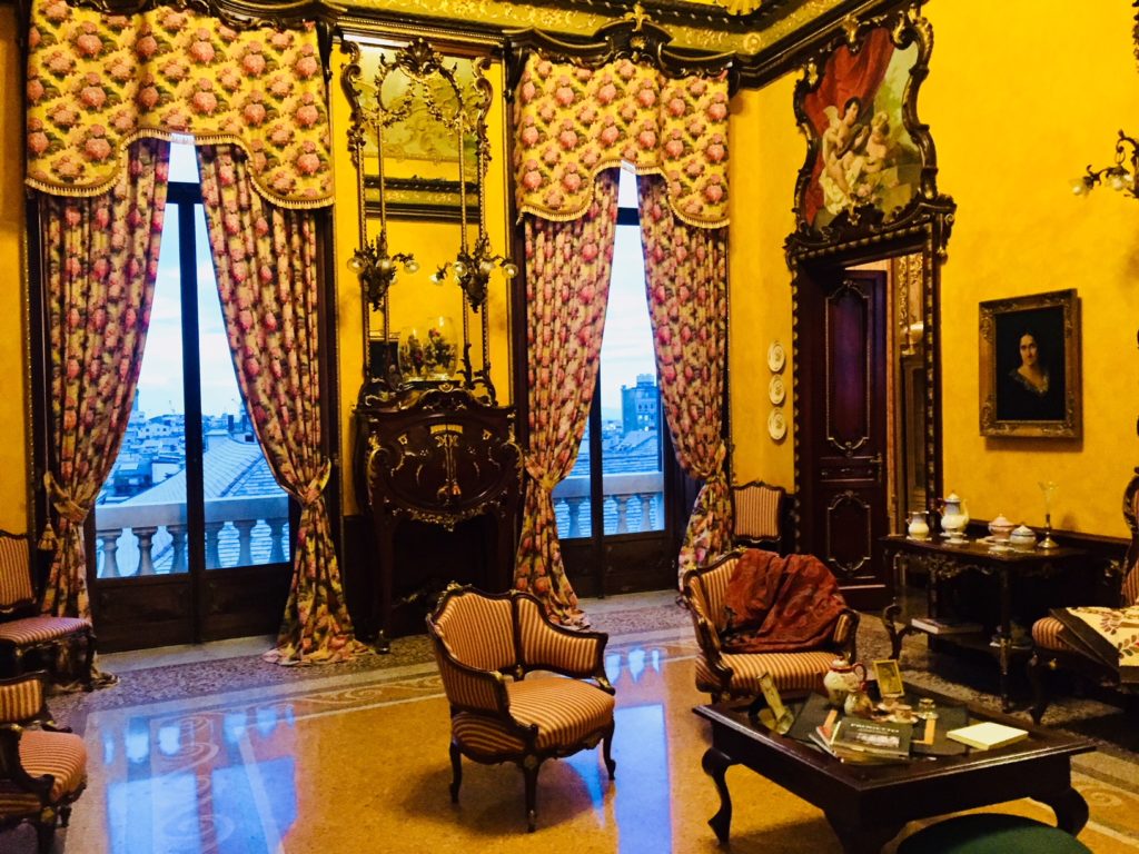 Palazzo Montanaro. Sala affacciata sul centro storico di Genova.