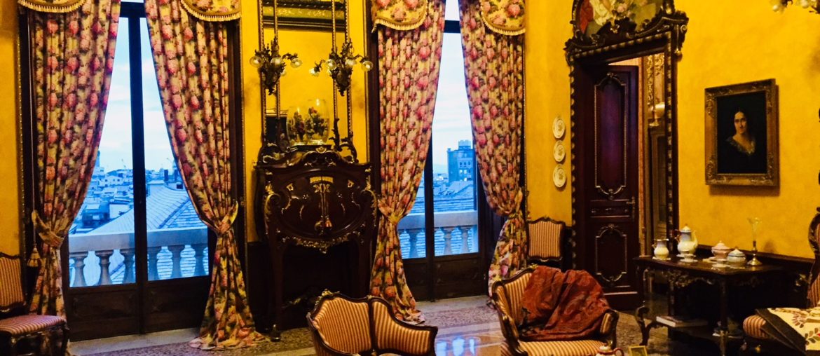Palazzo Montanaro. Sala affacciata sul centro storico di Genova.