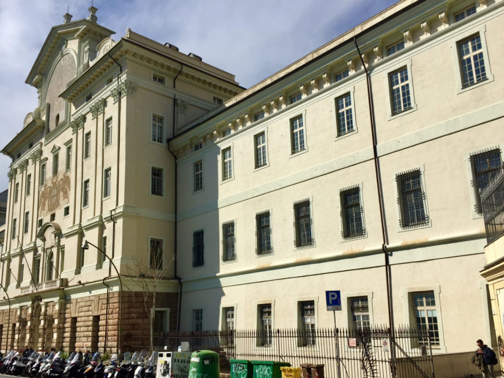 La facciata dell'Albergo dei Poveri.