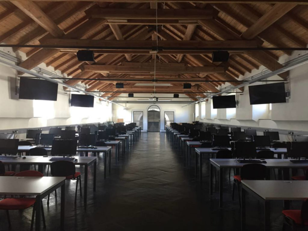 Un'aula attrezzata con i computer.