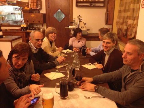 2014: Fausta Siri a capotavola, in un ristorante di Sassello, con alcuni allievi