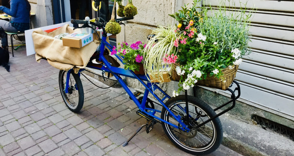 Bici davanti alla salumeria del design